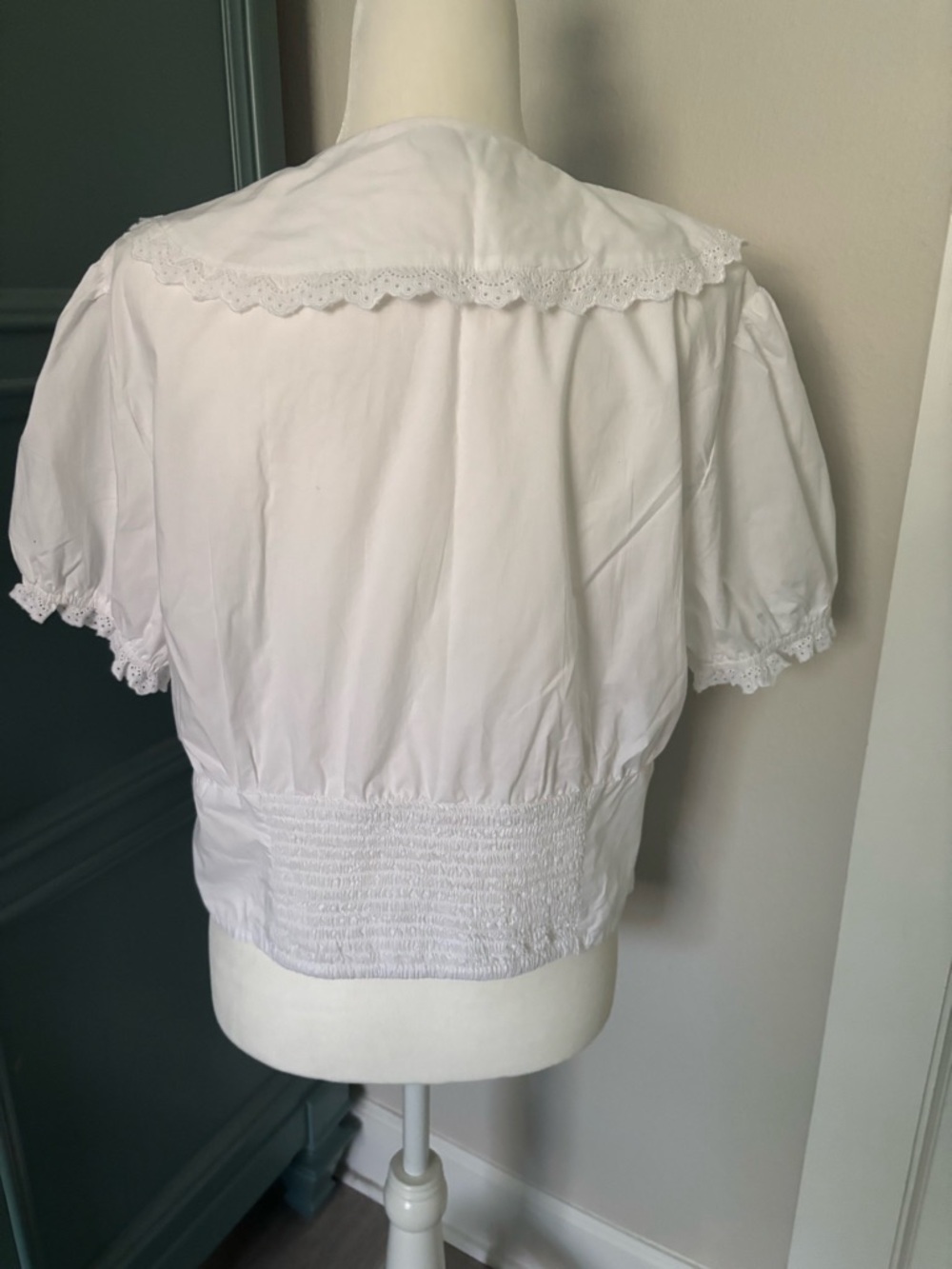 American Eagle Outfitters White Eyelet scalloped collar blouse- NWOT - Picture 4 of 8